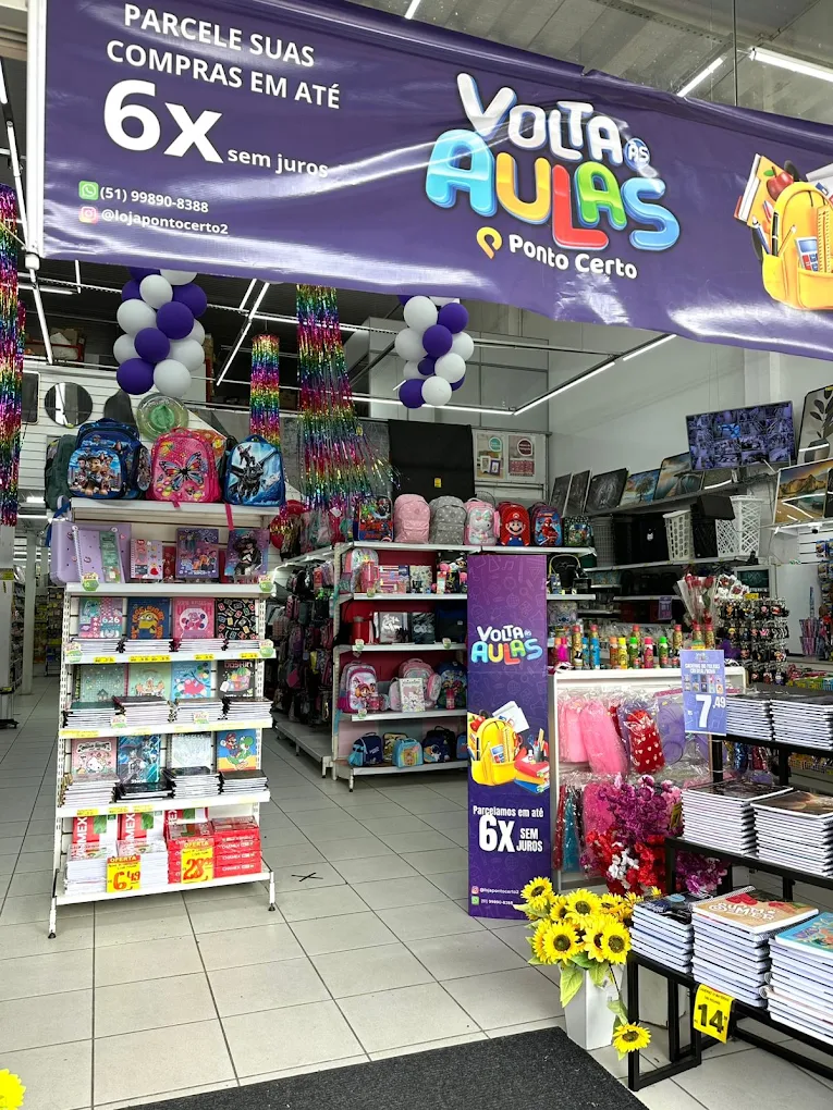 Área de mochilas e materiais escolares da loja Ponto Certo